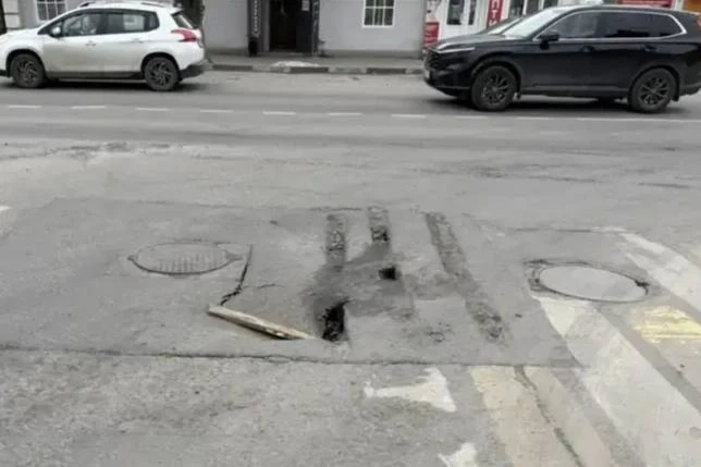 На пересечении улиц Горького и Луначарского произошёл провал