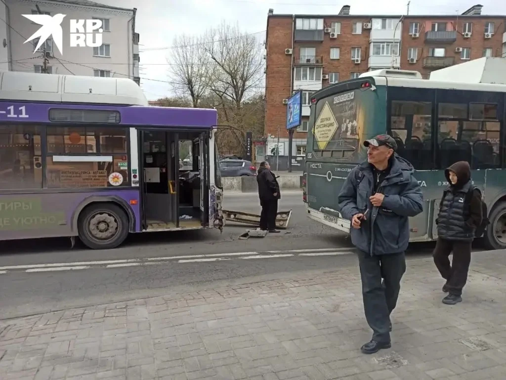 На Михаила Нагибина в ДТП попали два автобуса с пассажирами