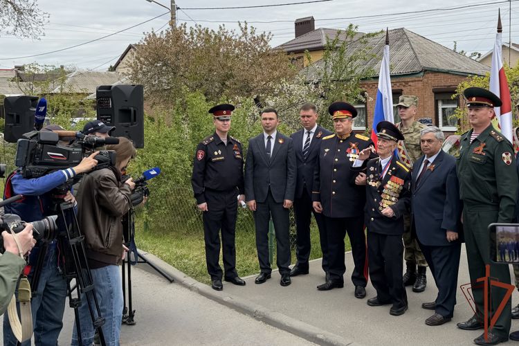 Росгвардейцы провели «Парад у дома ветерана» в Ростове-на-Дону