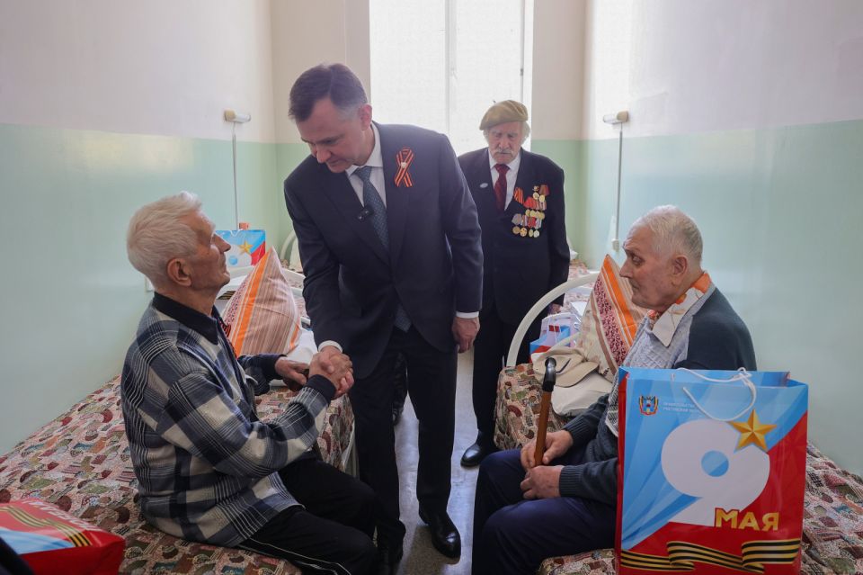 Юрий Слюсарь навестил ветеранов в областном госпитале