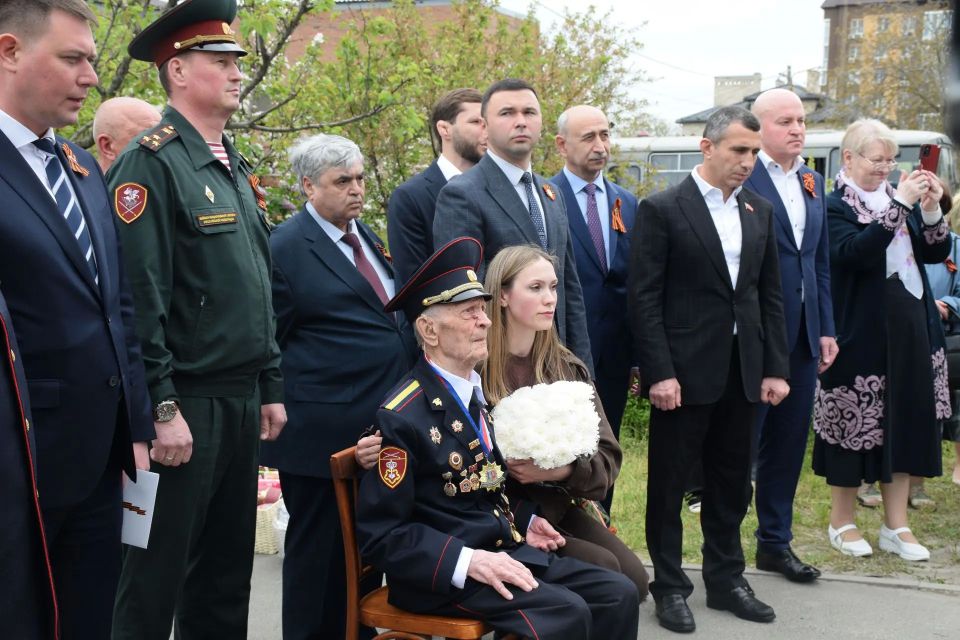 В преддверии 81-й годовщины Великой Победы сотрудники и военнослужащие Южного ордена Жукова округа Росгвардии провели парад у дома участника Великой Отечественной войны Петра Павловича Голышкина