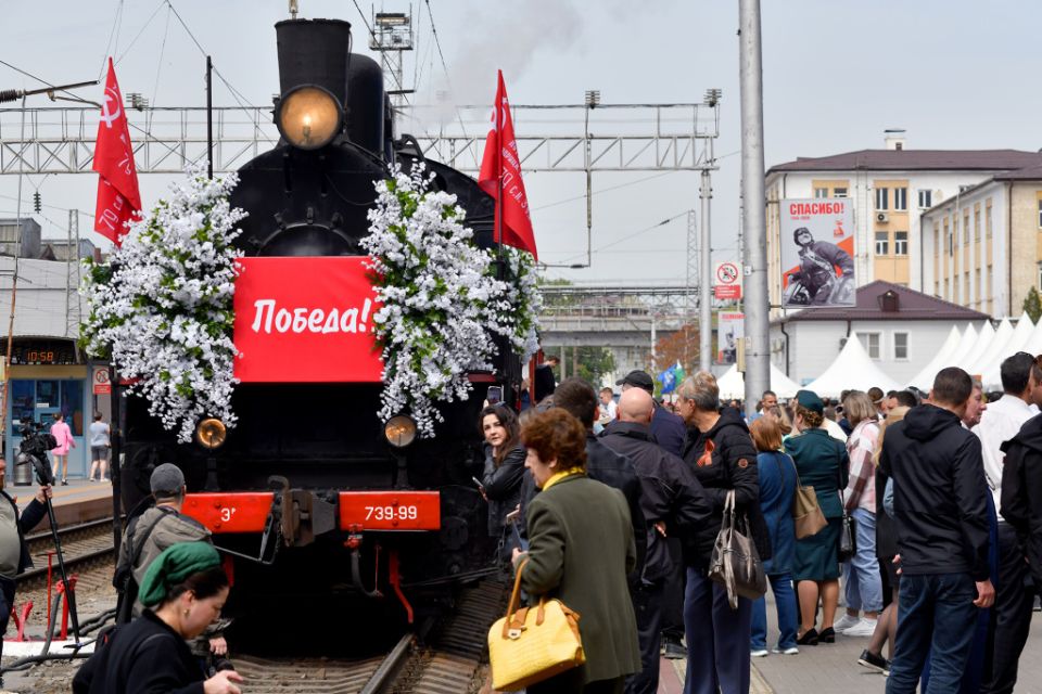Почти десять тысяч человек поприветствовали ретропоезд «Победа» в Ростове