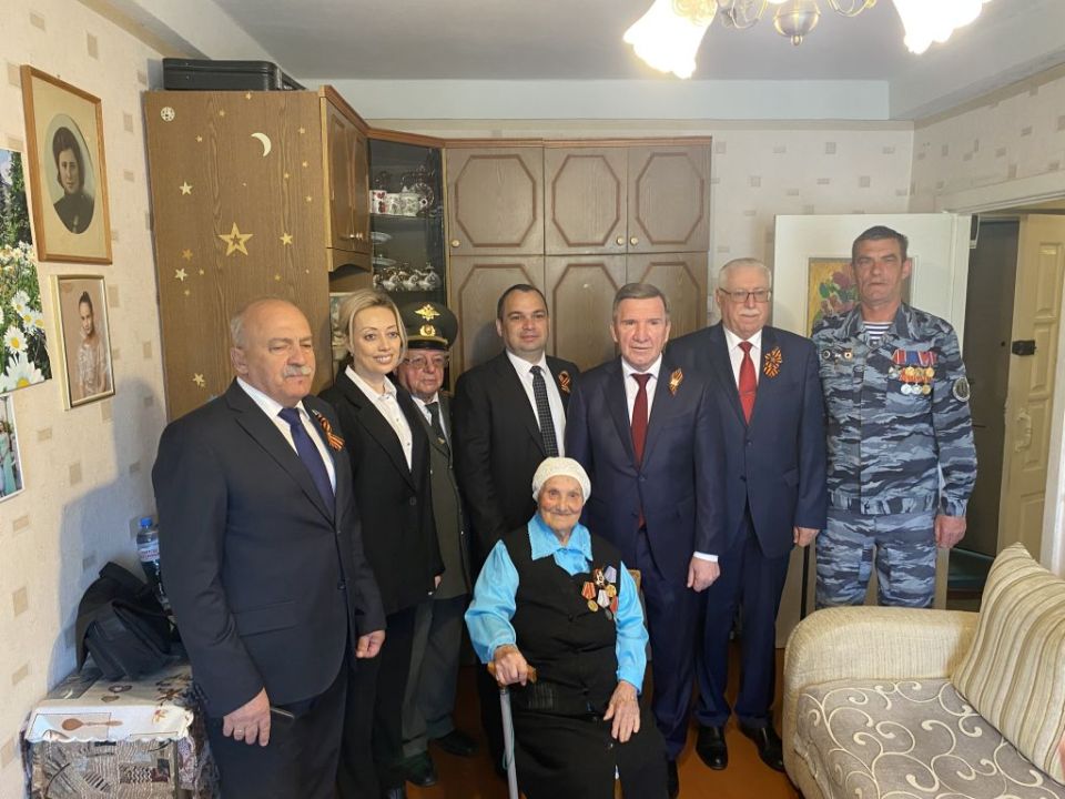 Игорь Гуськов поздравил с Днем Победы ветерана Великой Отечественной войны Нину Федоровну Демиденко