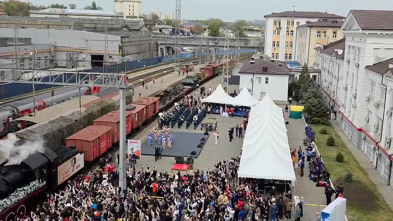 Заместитель Южного транспортного прокурора Валерий Козлов принял участие в патриотическом мероприятии По сложившейся доброй традиции сотни жителей города Ростова-на-Дону встретили ретропоезд «Победа», прибывший на...