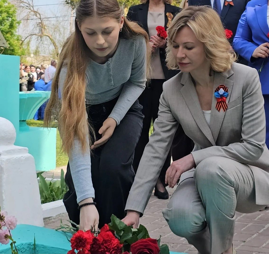 Жить с двумя руками учится красавица Вика