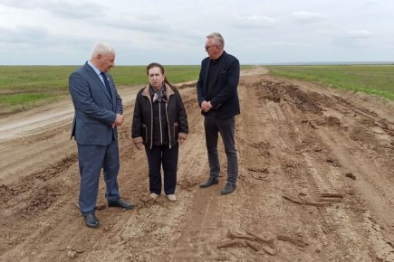 Зинаида Неярохина проверила состояние межрегиональной дороги в Ремонтненском районе