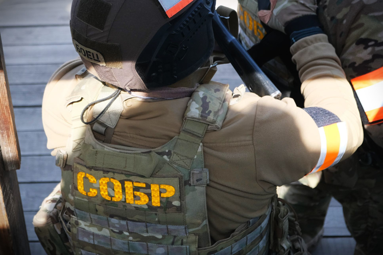 При содействии хакасского СОБР Росгвардии в Ростовской области задержан подозреваемый в совершении противоправных действий в отношении несовершеннолетних (видео)