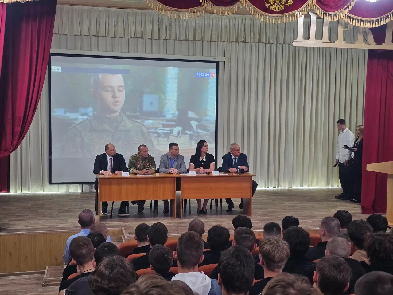 Молодежь города Шахты встретилась с Героями и узнала о возможности службы в войсках БПЛА