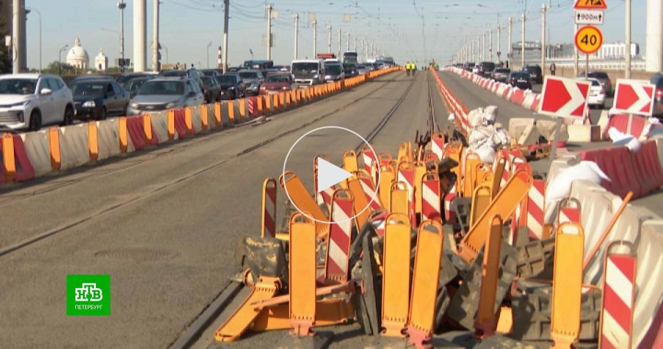 Ремонт моста Александра Невского спровоцировал заторы на обоих берегах Невы