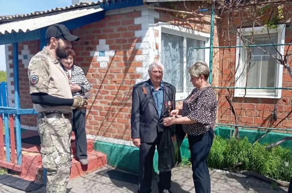 Мурат Харцызов передал подарки ветеранам Великой Отечественной войны