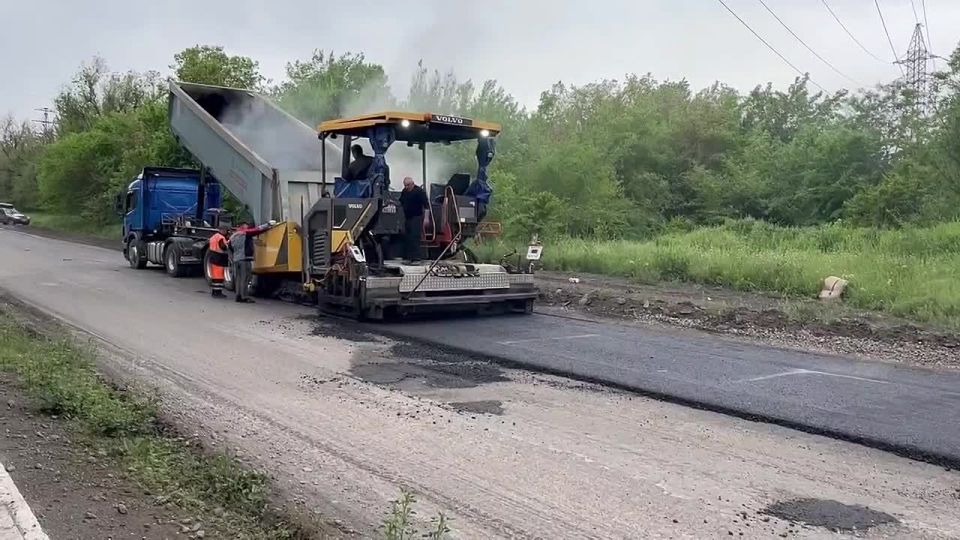Продолжается ремонт дороги в районе переулка Украинский в городе Шахты