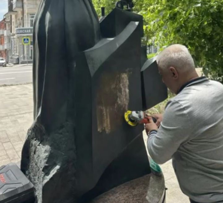 В Ростове начали восстановливать памятник советскому микробиологу Зинаиде Ермольевой