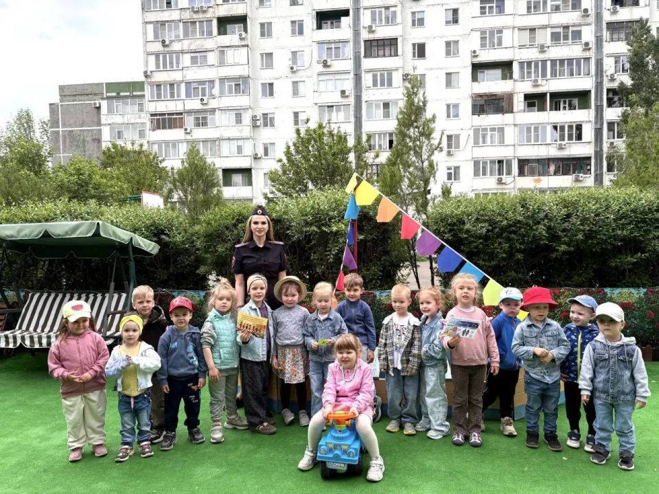 «Талисман для инспектора». В преддверии 90-летия службы Госавтоинспекции воспитанники детского сада «Катюша» из Волгодонска сделали особенный подарок для сотрудников ведомства — брелок-талисман, созданный своими руками