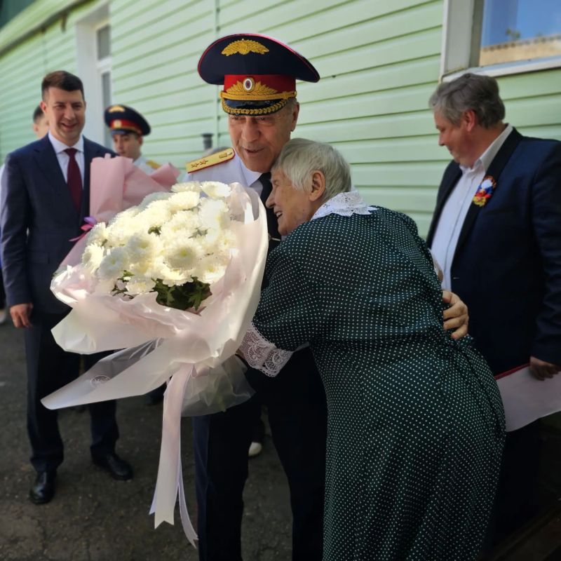 "Живая история Победы". Руководитель следственного управления СК России по Ростовской области навестил 103-летнюю фронтовика Фею Михайловну Дорофееву в Красном Сулине