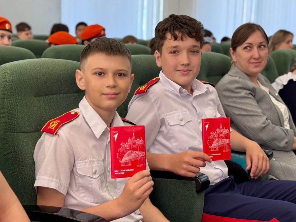 Юным активистам Движения Первых вручили первые паспорта