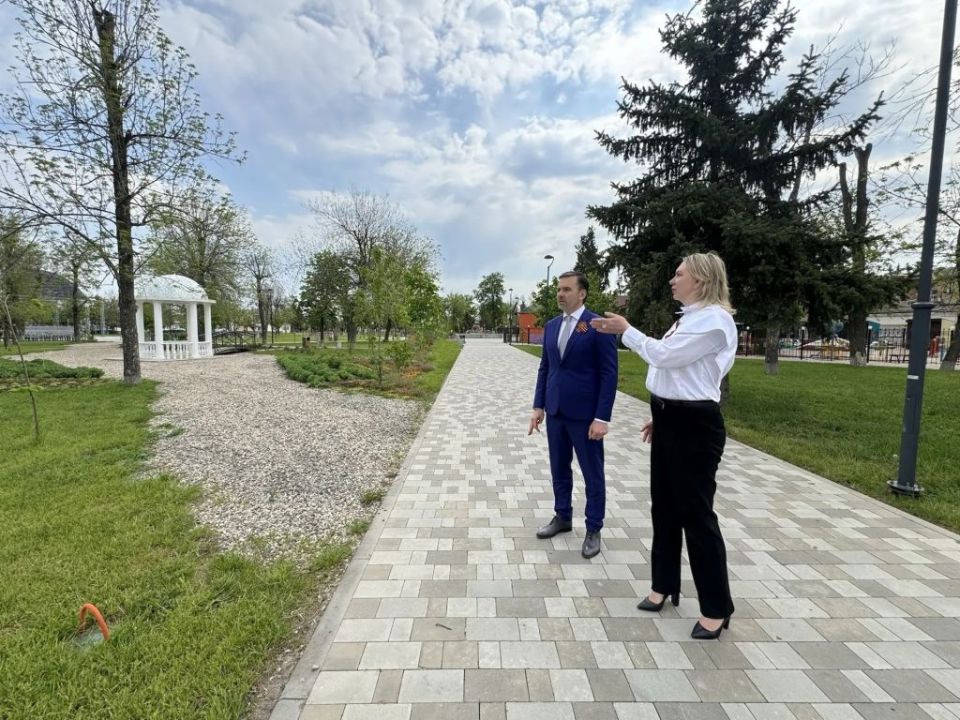 Александр Ремета провел мониторинг благоустройства парка в Семикаракорске