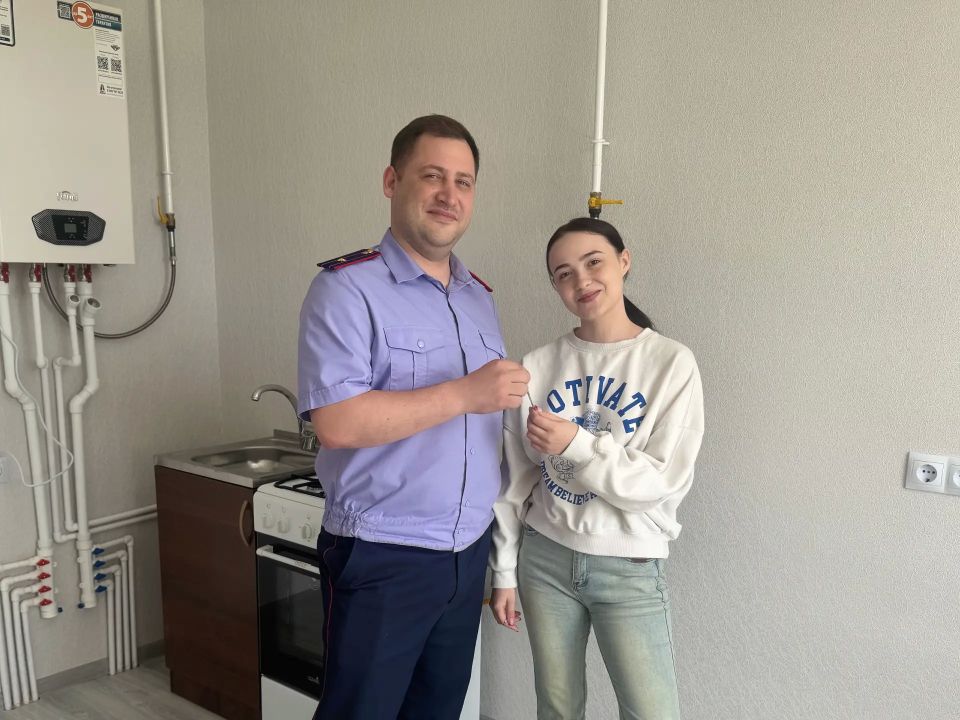 При содействии руководителя донского следкома девушке из числа детей, оставшихся без попечения родителей, досрочно выдали благоустроенный жилой дом