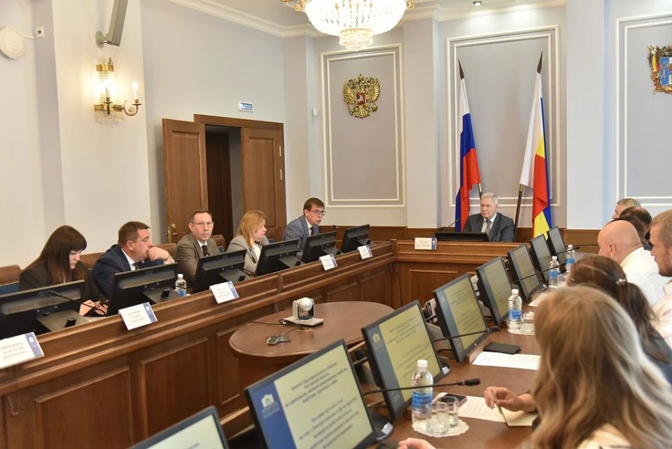 В Законодательном Собрании Ростовской области депутаты вместе с экспертами, с представителями муниципалитетов обсудили актуальные вопросы обеспечения безопасности движения при использовании электросамокатов и других средств...