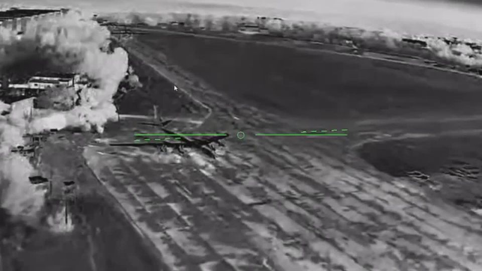 Пара противолодочных Ту-142 и ПУ ОТРК «Искандер-М» стали жертвами украинских дронов-камикадзе FP-2 в аэропорту Таганрога Ростовской области