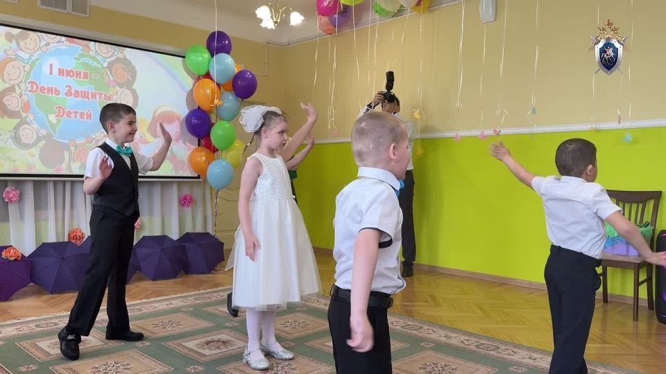 В Международный день защиты детей руководитель следственного управления Аслан Гарунович Хуаде поздравил воспитанников подшефного центра помощи детям