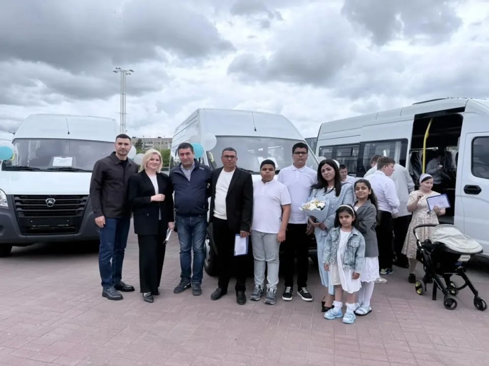 Многодетная семья из Батайска получила новый микроавтобус