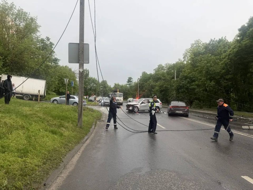 Сотрудники Госавтоинспекции выясняют обстоятельства ДТП