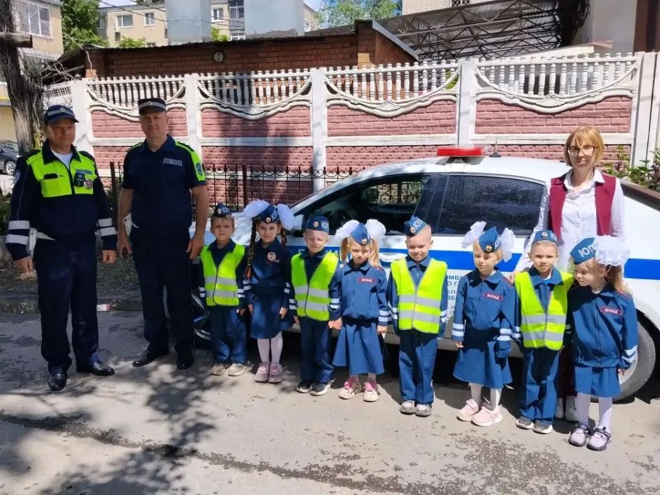 Дошкольникам напомнили правила безопасного поведения на дороге