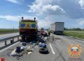В Ростовской области легковушка столкнулась с автомобилем дорожной службы