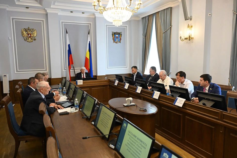 На заседании комитета Законодательного Собрания Ростовской области по аграрной политике депутаты обсудили вопросы проведения весенне-полевых сельскохозяйственных работ и подготовки к уборке урожая зерновых культур