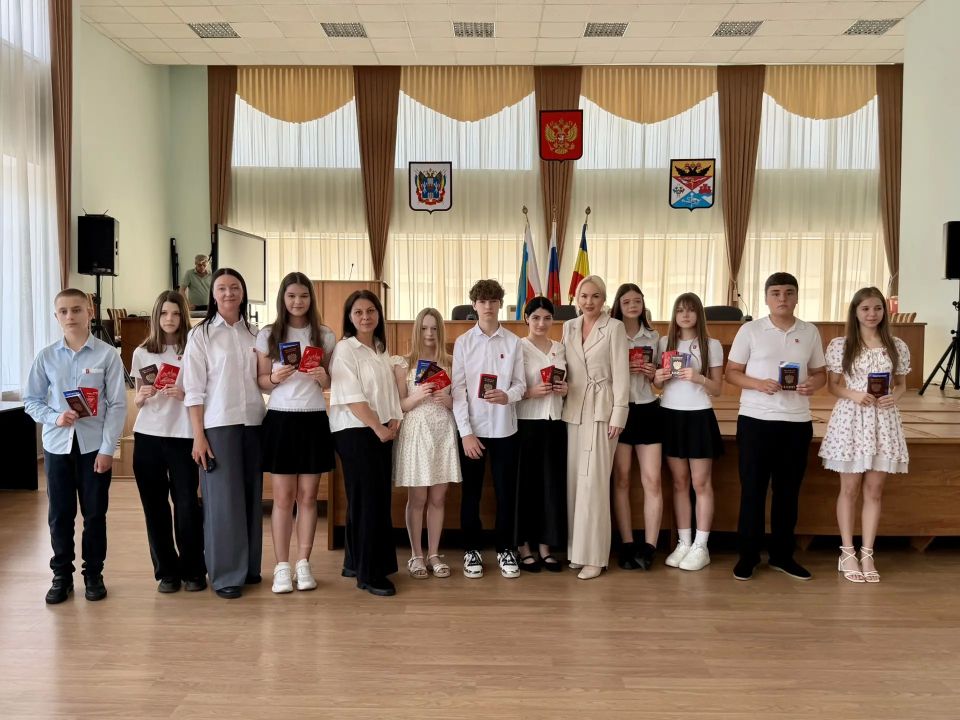 Сегодня в большом зале городской Думы прошло торжественное мероприятие, посвященное предстоящему Дню России