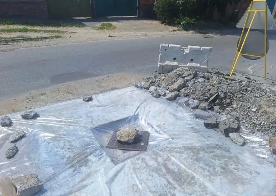 В Новочеркасске после обращений горожан приступили к ремонту ливневой канализации на проспекте Платовском в районе Триумфальной арки