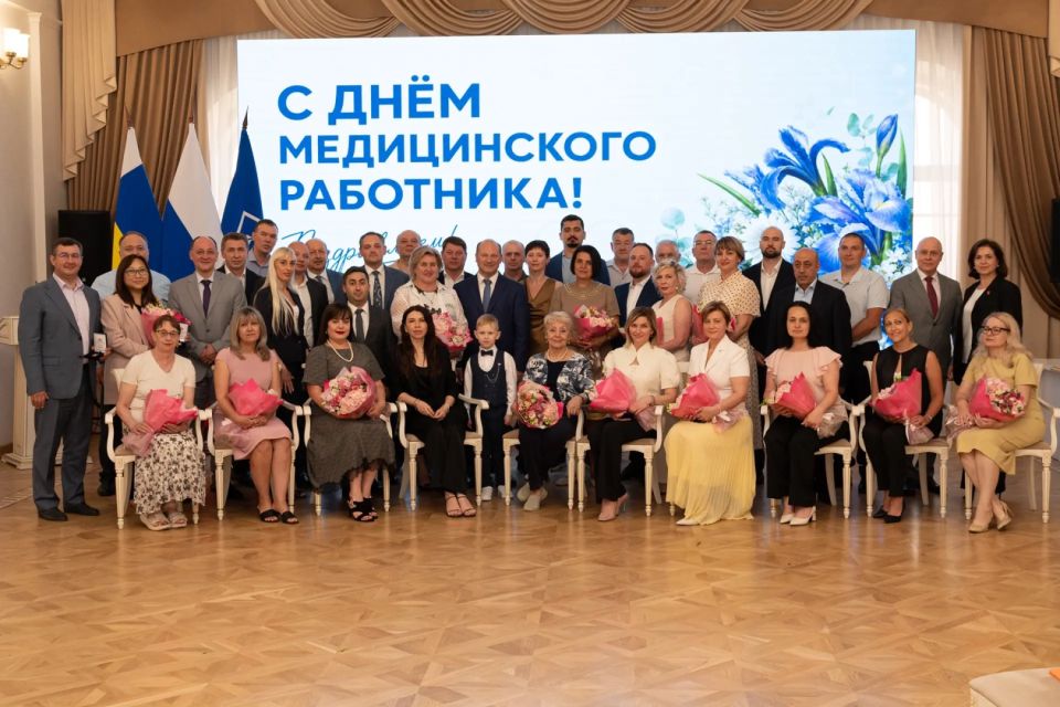 Глава города вручил награды медицинским работникам
