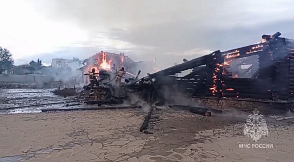 В Каменске полностью сгорел храм Святого Апостола Андрея Первозванного