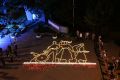 Ростовчане из тысяч свечей воссоздали образ памятника батарее Оганова и Вавилова
