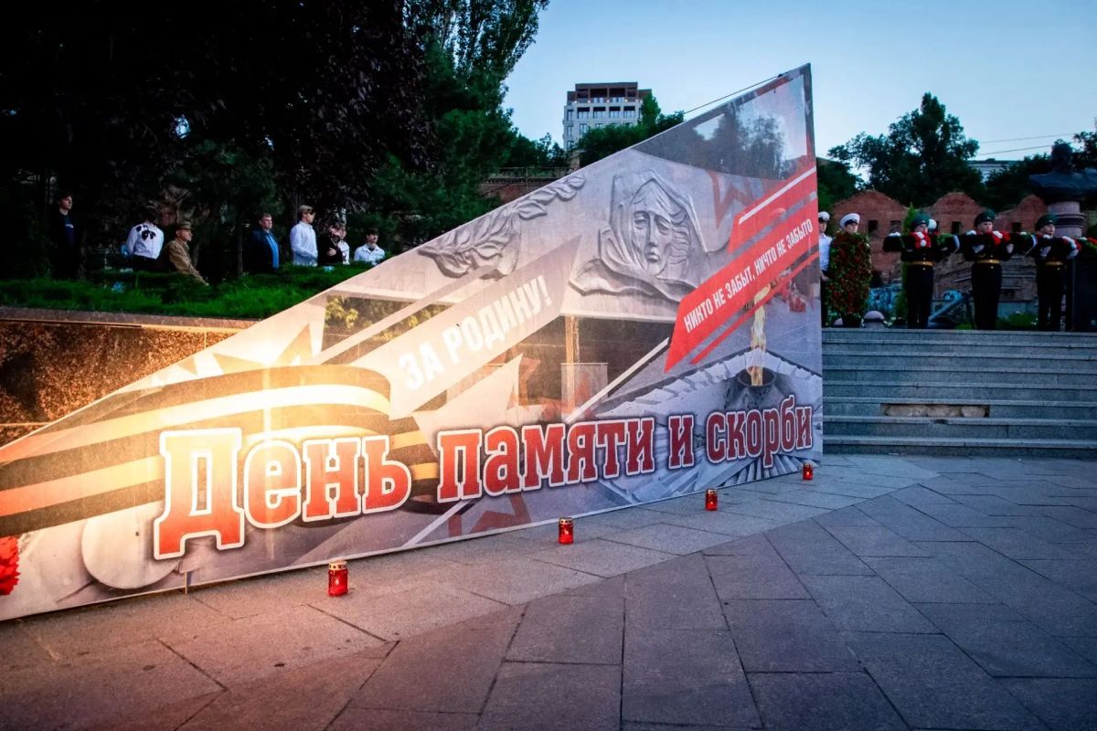 Траурный венок спустили сегодня на воду в «День памяти и скорби»