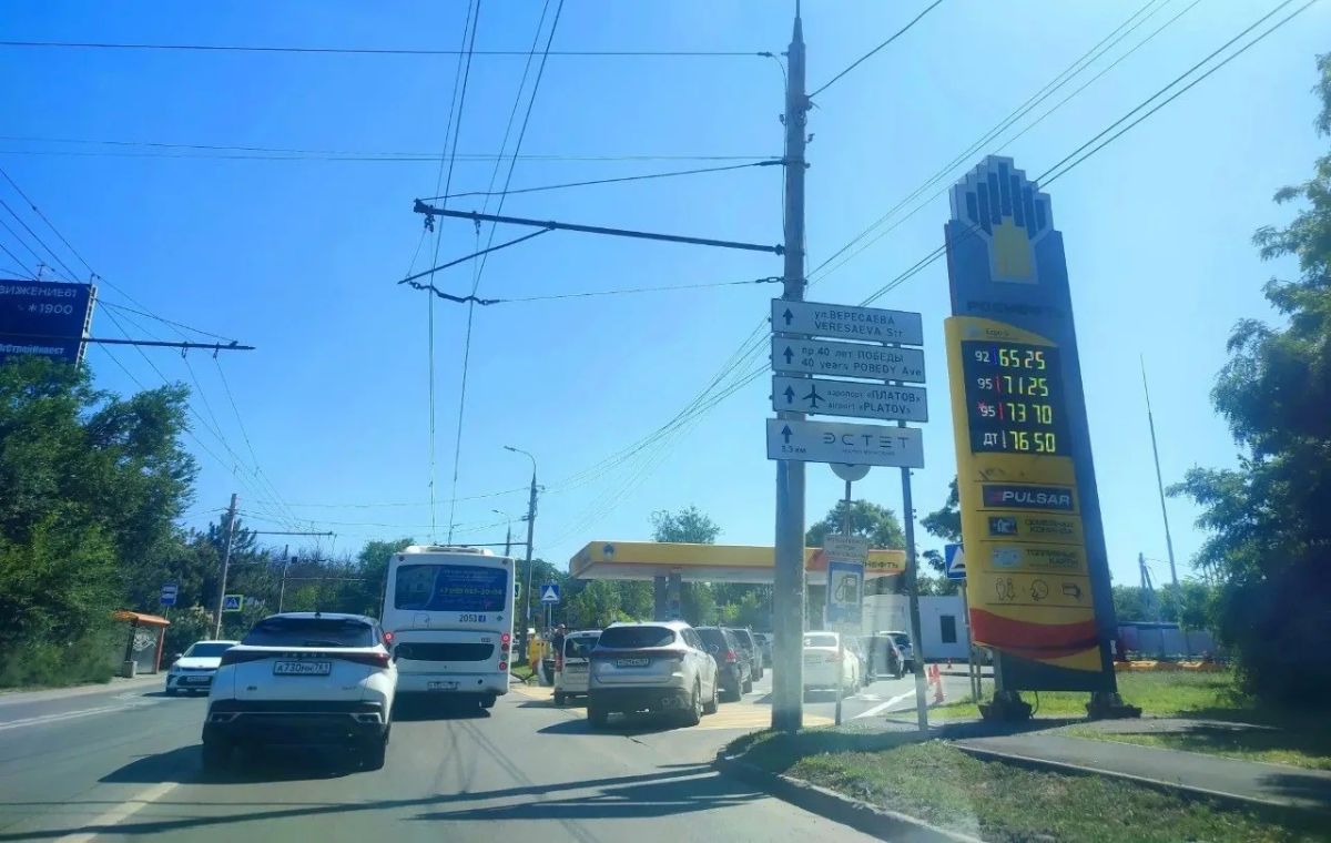 По данным Росстата, за предыдущую неделю средняя цена бензина в Ростовской области выросла сразу на 2 рубля — до 72,34 рублей за литр