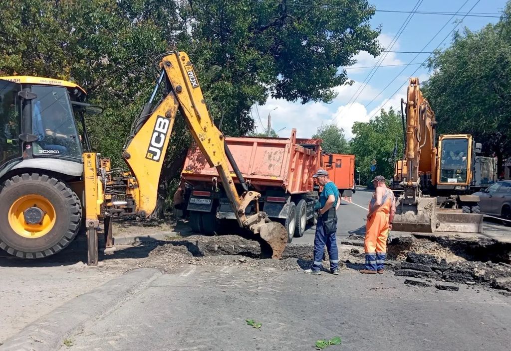 На улице Нариманова в Ростове устранили утечку и восстанавливают провал