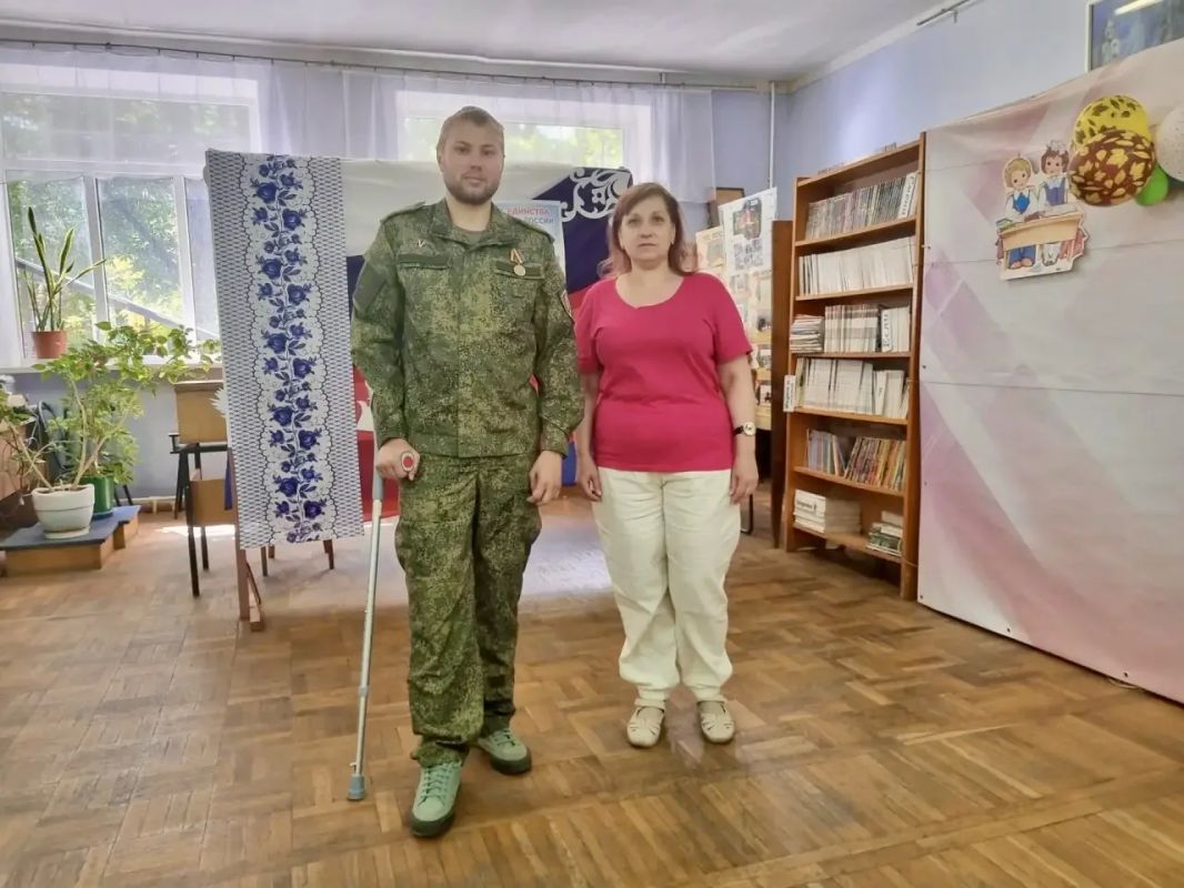 В библиотеке имени Антона Чехова состоялась встреча волонтеров из клуба скандинавской ходьбы «СОЮЗ-НовоХод» с участником специальной военной операции Иваном Герасимовым, которая проходила в формате живой беседы
