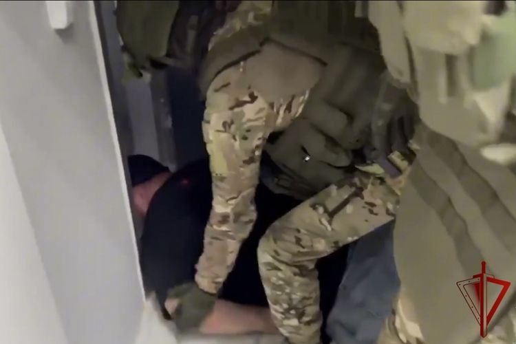 В Ростовской области при силовой поддержке Росгвардии задержан подозреваемый в хищении средств у участника СВО