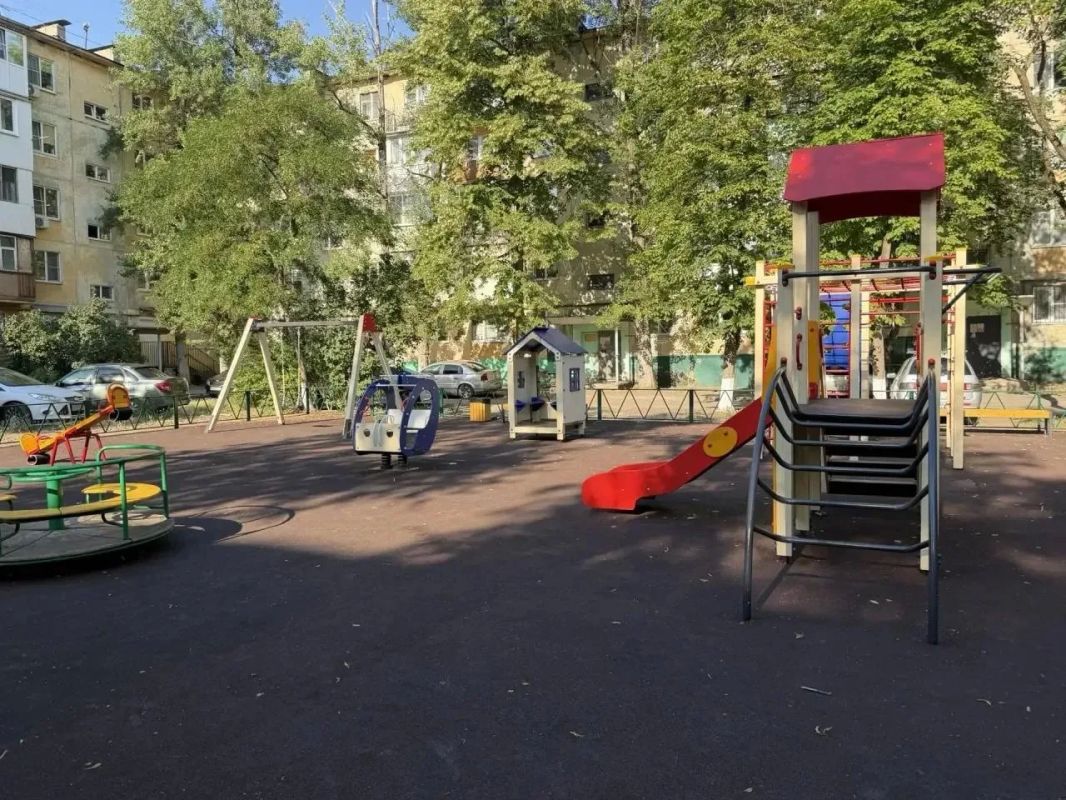 Детскую площадку более 400 кв. м благоустроили в Ростове на Западном
