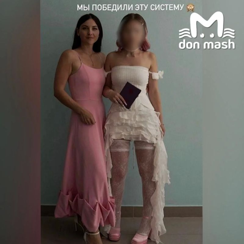 Школьницу в кружевных чулках не пустили получать аттестат в таганрогской школе