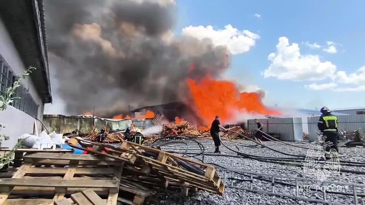 В Ростовской области огнеборцы МЧС России ликвидируют крупный пожар