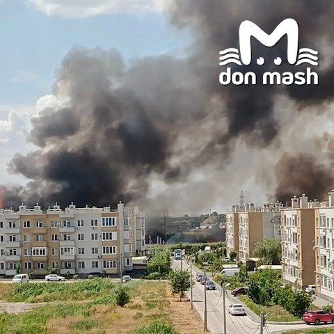 Огонь с горящих поддонов перекинулся на склад и камыши, сообщают очевидцы
