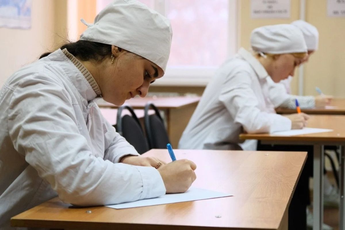 В рамках нацпроекта более 600 выпускников медицинских колледжей Дона получили дополнительные квалификации