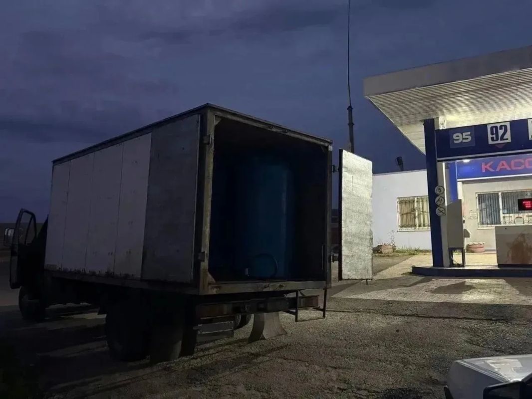 Полиция изъяла 4,5 тонны горючего у «короля бензоколонки», торговавшего топливом по ночам в Матвеево-Курганском районе