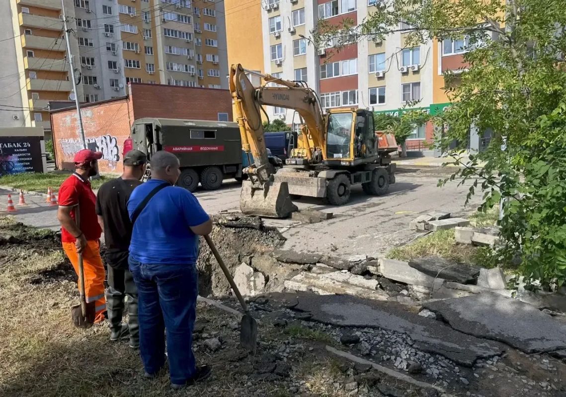 На улице Орбитальной в Ростове произошел порыв, и после этого затопило проезжую часть около многоэтажки