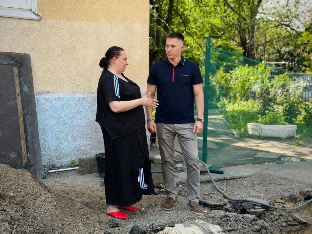 Депутат городской Думы Виталий Ломиворотов проинспектировал ход работ на стадионе школы №82
