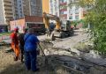 На улице Орбитальной в Ростове произошел порыв, и после этого затопило проезжую часть около многоэтажки