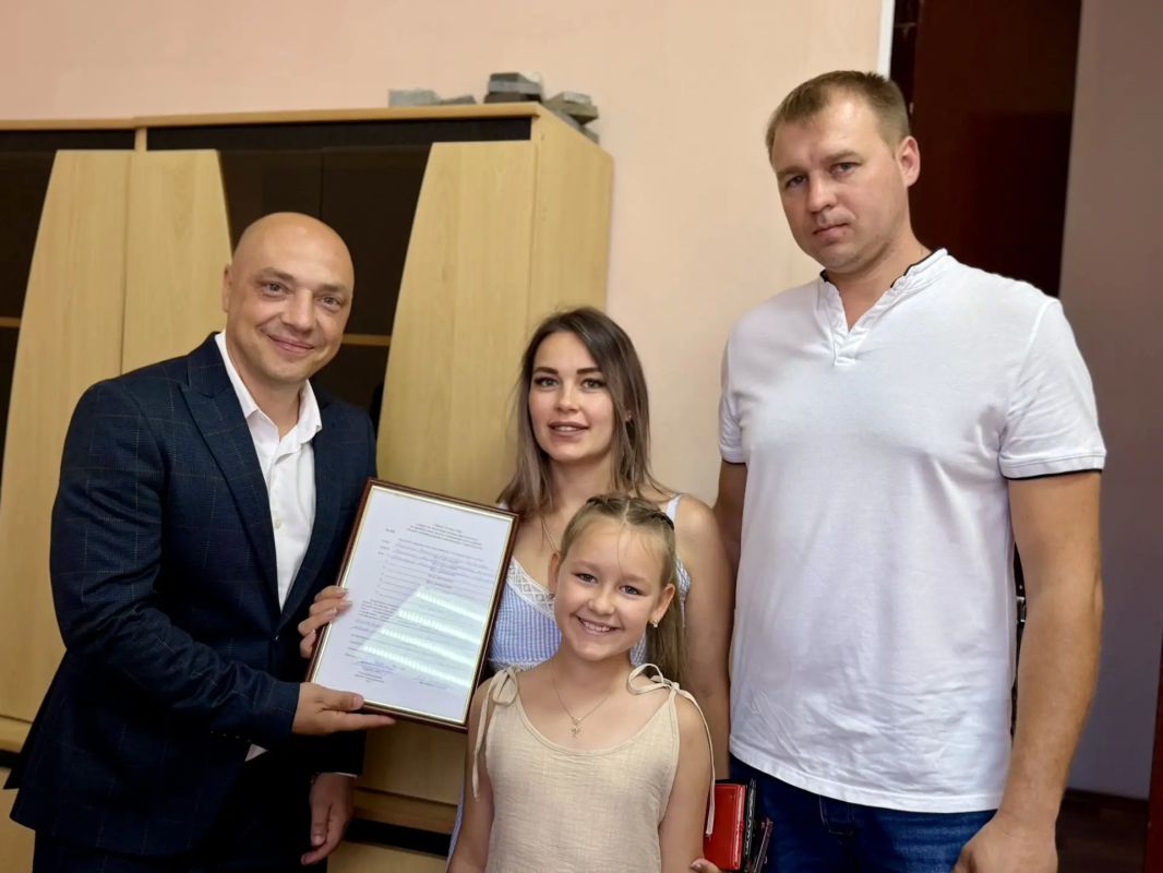 В администрации Новочеркасска состоялась торжественная церемония вручения свидетельств на получение социальной выплаты для приобретения или строительства жилья