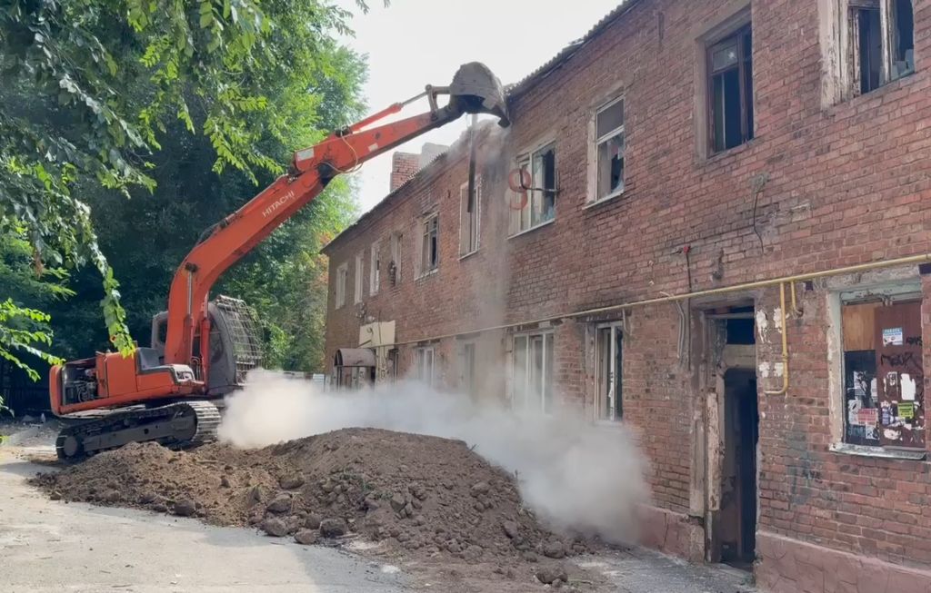 В Советском районе начался снос аварийного многоквартирного дома